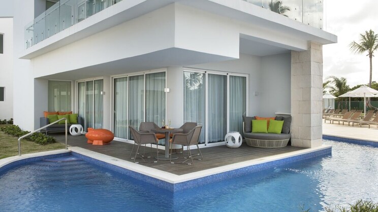 Swank Wraparound Swim-Up Suite